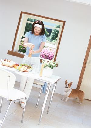 小動物を飼育している原宿の動物園カフェ